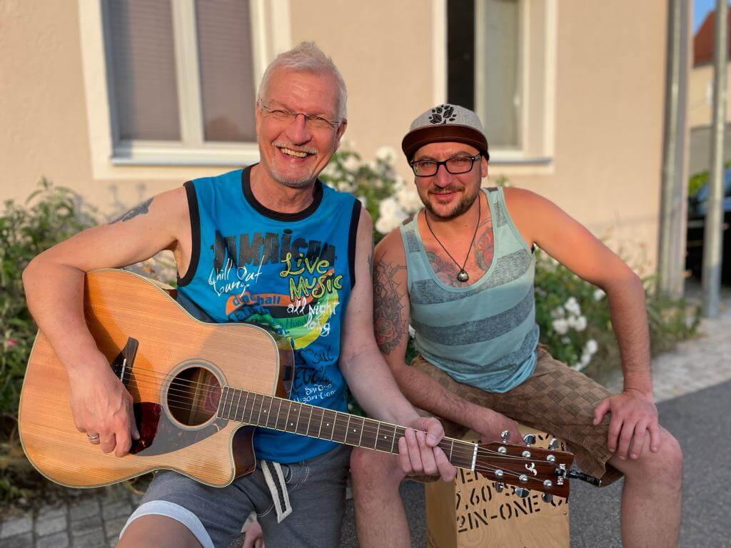 2 Many Guitars. Live